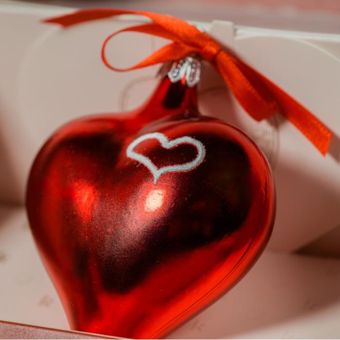 Srdce v srdci - červené srdce s bílým obrysem srdíčka