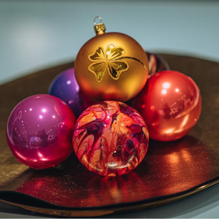 Vánoční skleněná ozdoba - Veselá koule Kahuri tmavá (8cm)