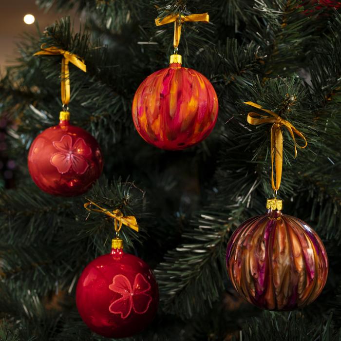 Vánoční skleněná ozdoba - Šťastná koule oranžová (8cm)
