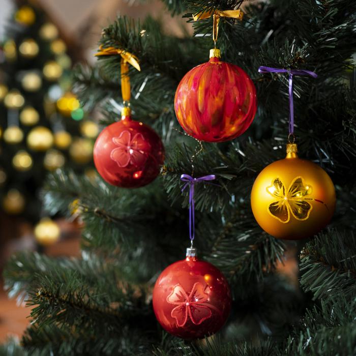 Vánoční skleněná ozdoba - Šťastná koule oranžová (8cm)