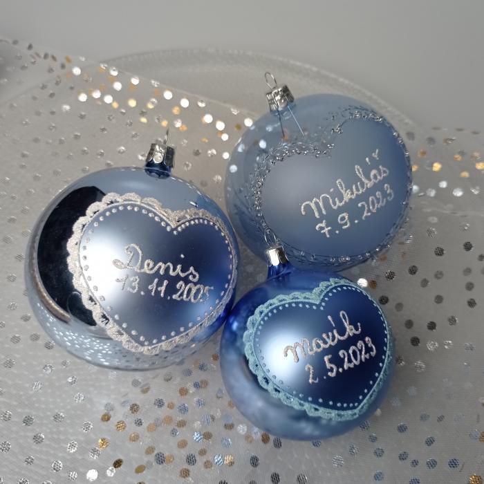 Vánoční ozdoba skleněná se jménem / textem - miminkovská se srdcem, 10 cm - stříbrno-bílá s modrou