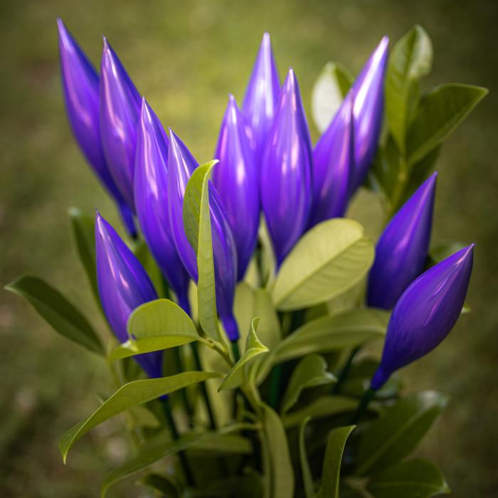 Skleněná foukaná ozdoba fialová lilie